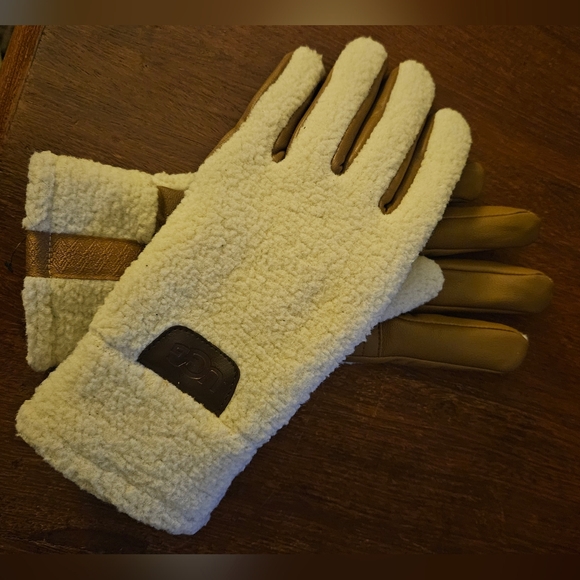 UGG Other - UGG Cream and Brown Sherpa Gloves With Tech Fingers
